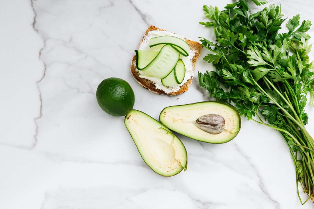 Half a serving of avocados each day in place of the same amount of margarine was enough to reduce the risk of heart disease by the 16% (Photo by Karolina Grabowska/Pexels)