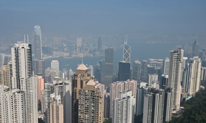 A veil of smog hanging over the Hong Kong skyline on Dec. 29, 2021. (Peter Parks/AFP via Getty Images)