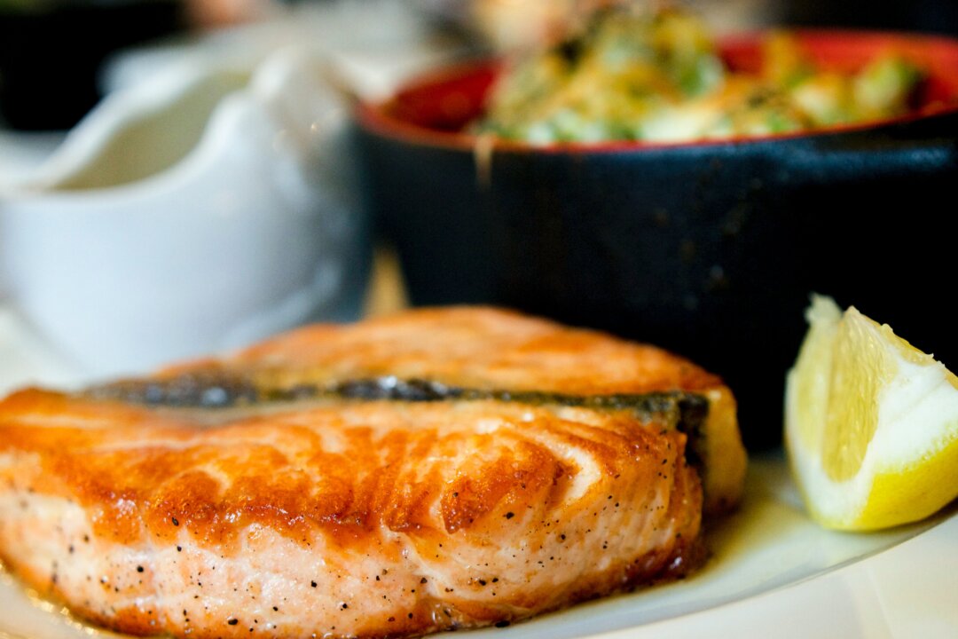 The risk of authentic wild-caught Alaskan sockeye salmon accumulating high amounts of mercury and other toxins is reduced because of its short life cycle (By Photo by Krisztina Papp/Pexels)