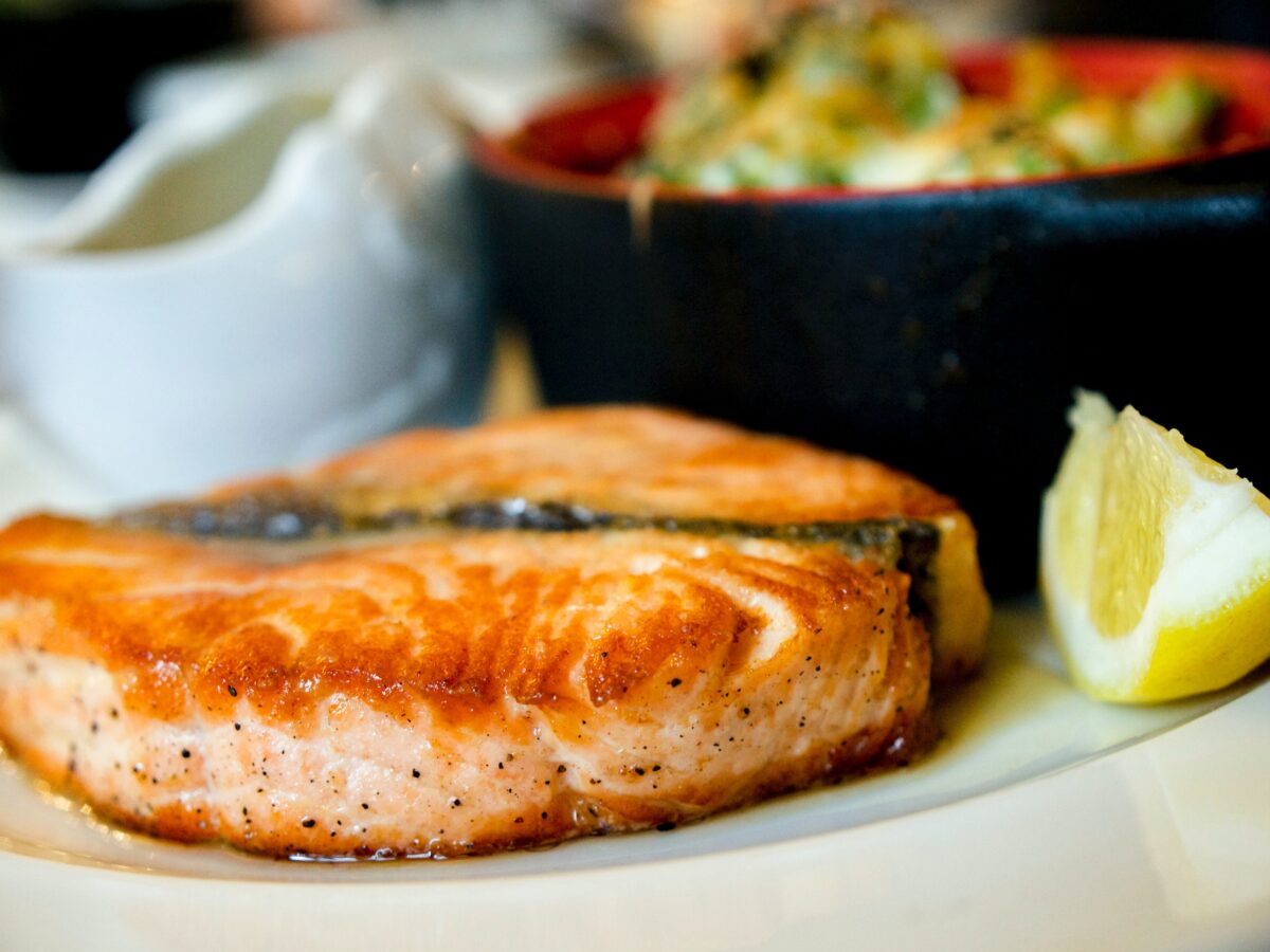 The risk of authentic wild-caught Alaskan sockeye salmon accumulating high amounts of mercury and other toxins is reduced because of its short life cycle (By Photo by Krisztina Papp/Pexels)