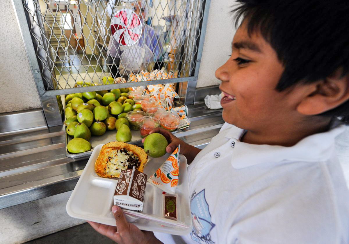California Becomes First to Provide Free Meals to All Public School Students - Vimarsana News