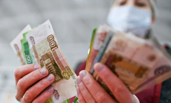 Russia ‘Defaults on Foreign Debt’ for First Time Since 1918 Amid Western Sanctions