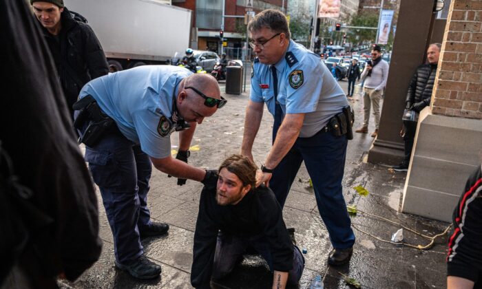 警察在悉尼的集会期间拘留了一名抗议者。  2022 年 6 月 28 日，星期二，气候活动家组织 Blockade Australia 在悉尼举行抗议活动。（AAP Image/Flavio Brancaleone） 