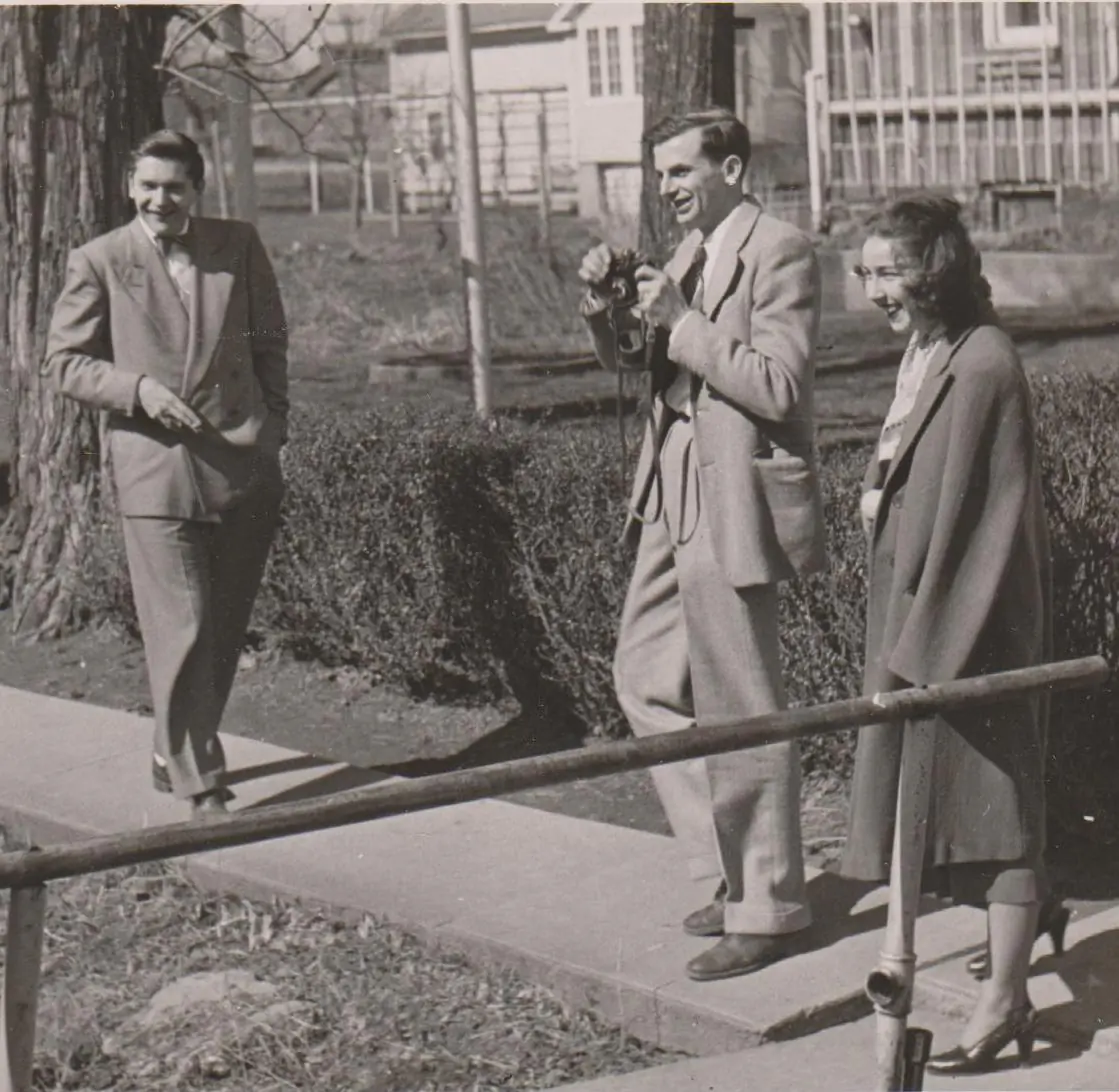 Three writers: (L–R) with Arthur Koestler, Robie Macauley, and Flannery O'Connor on a visit to the Amana Colonies in 1947. (Charles Cameron Macauley/CC BY-SA 4.0)