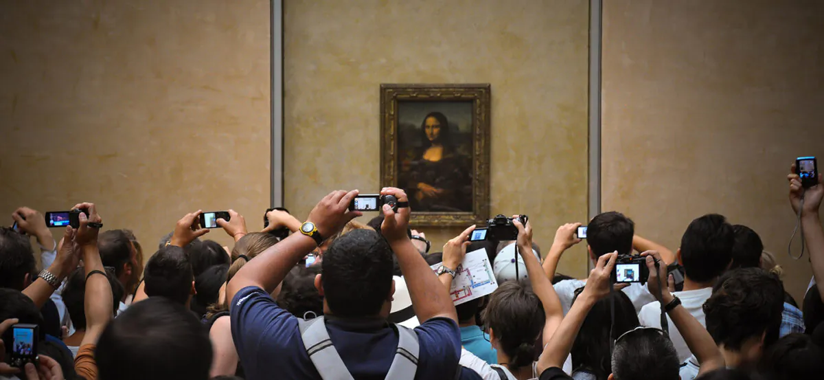 Louvre patrons crowd daily around the "Mona Lisa" awaiting a glimpse and photo of this famous painting by Leonardo da Vinci. (Amaury Laporte/CC BY 2.0)