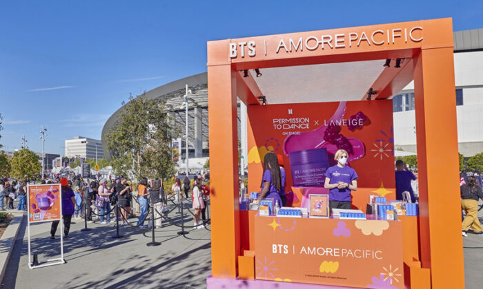 To reduce their dependence on China, Korean beauty companies are accelerating their entry into the U.S. market where favorability for Korean products is increasing. The photo shows AmorePacific as a sponsor promoting cosmetics during the concert of the boy band BTS at SoFi Stadium in Los Angeles from November 27 to 28, 2021. (Courtesy of AmorePacific)