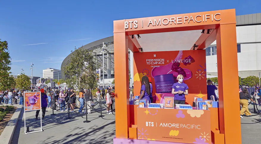 To reduce their dependence on China, Korean beauty companies are accelerating their entry into the U.S. market where favorability for Korean products is increasing. The photo shows AmorePacific as a sponsor promoting cosmetics during the concert of the boy band BTS at SoFi Stadium in Los Angeles from November 27 to 28, 2021. (Courtesy of AmorePacific)