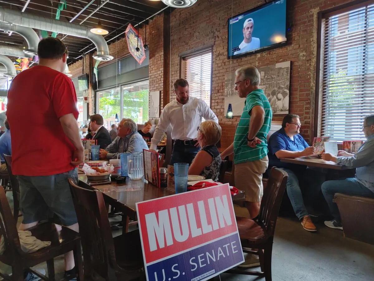 Oklahoma Republican U.S. Senate candidate Rep. Markwayne Mullin (R-Okla.) talks to voters at a primary day campaign event on June 28 in Oklahoma City. (Jeff Louderback/The Epoch Times) 