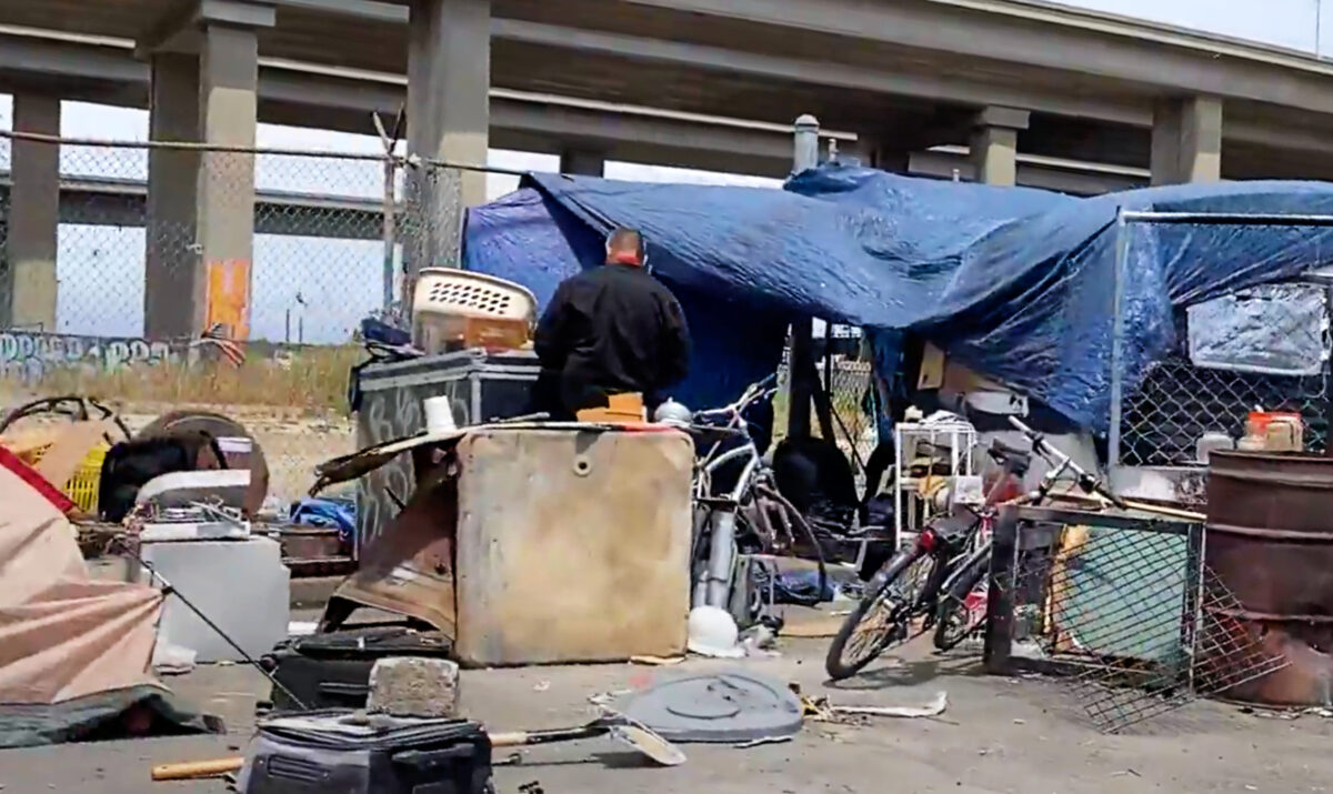 NextImg:YouTuber Offers to Buy Homeless Man Food, but Eats It Himself in Prank That Triggers Backlash