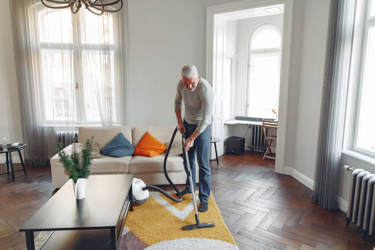 Pros know the five rules of vacuuming: Do it often, take your time, change it up, set the machine to the correct height, and clean the cleaner. (Gustavo Fring/Pexels)