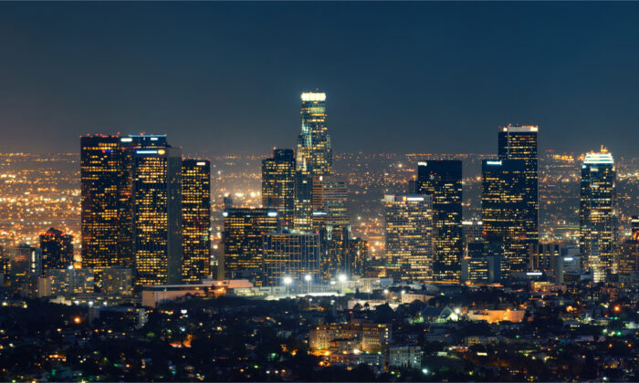 在这张未注明日期的档案照片中，晚上可以看到洛杉矶市中心的建筑物。  （邓松全/Shutterstock）