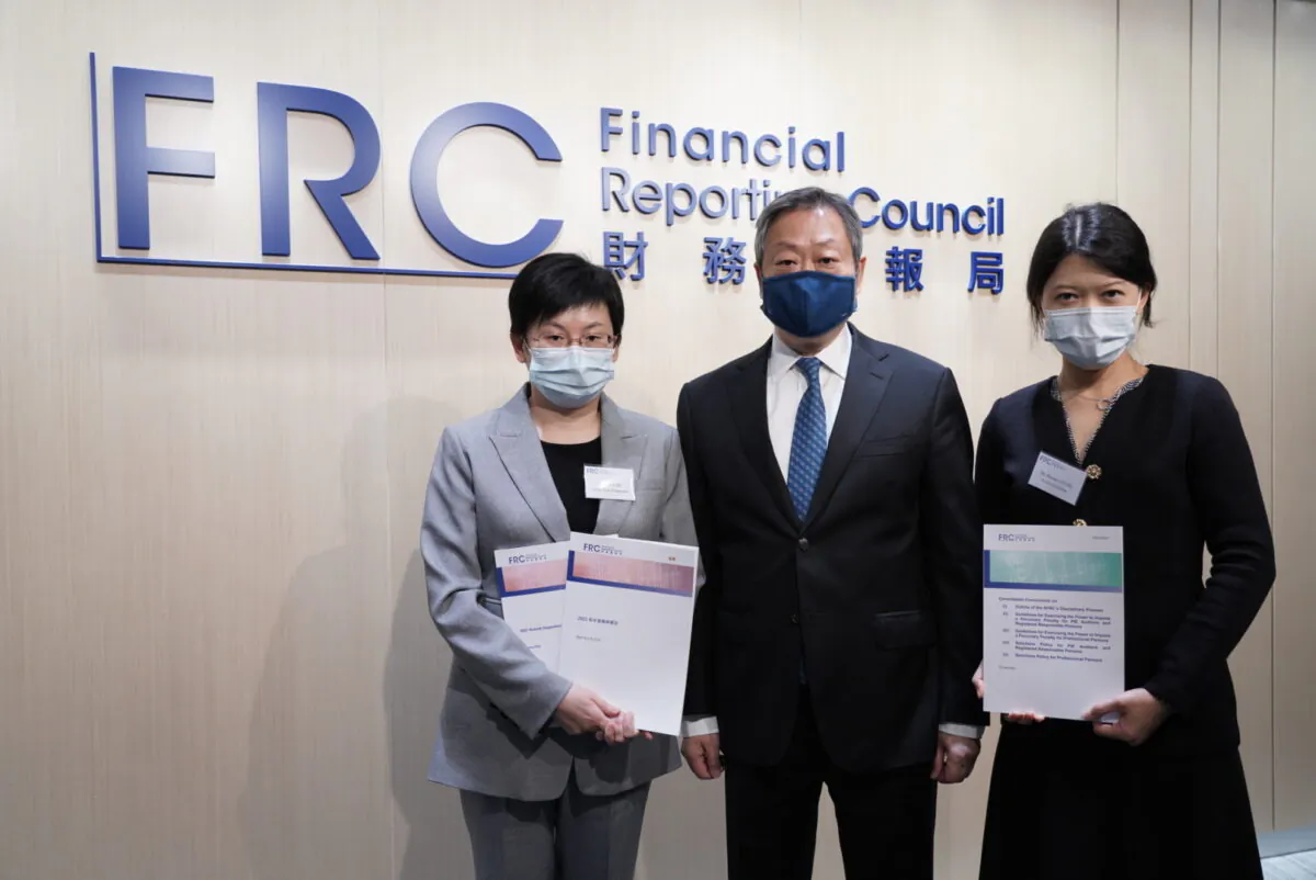 Eva Lau, Deputy Head, Inspection of the FRC (L), Kelvin Wong, Chairman and Non-Executive Director of the FRC (C), and Hester Leung, Head of Discipline of the FRC (R), at the press briefing on June 23, 2022. (Yu Gang/The Epoch Times)