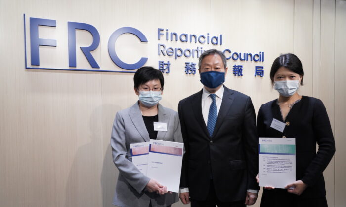 Eva Lau, Deputy Head, Inspection of the FRC (L), Kelvin Wong, Chairman and Non-Executive Director of the FRC (C), and Hester Leung, Head of Discipline of the FRC (R), at the press briefing on June 23, 2022. (Yu Gang/The Epoch Times)
