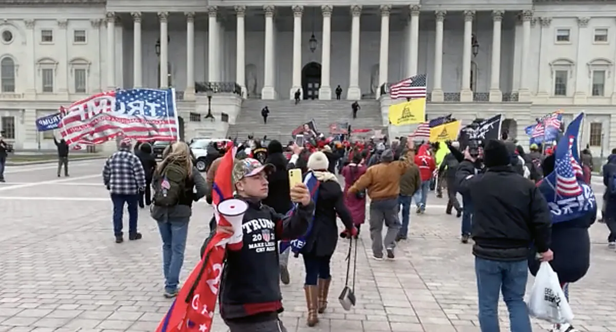 Video shows the outer Columbus Doors entry to the U.S. Capitol were closed as protesters approached the east steps on Jan. 6, 2021. (Parler/Screenshot via The Epoch TImes)