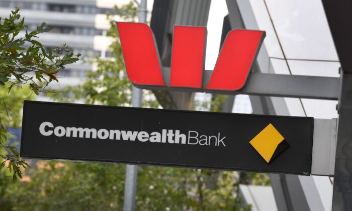 2019 年 2 月 4 日，西太平洋银行和联邦银行在澳大利亚墨尔本的分行装饰着标志。（William West/法新社来自 Getty Images）