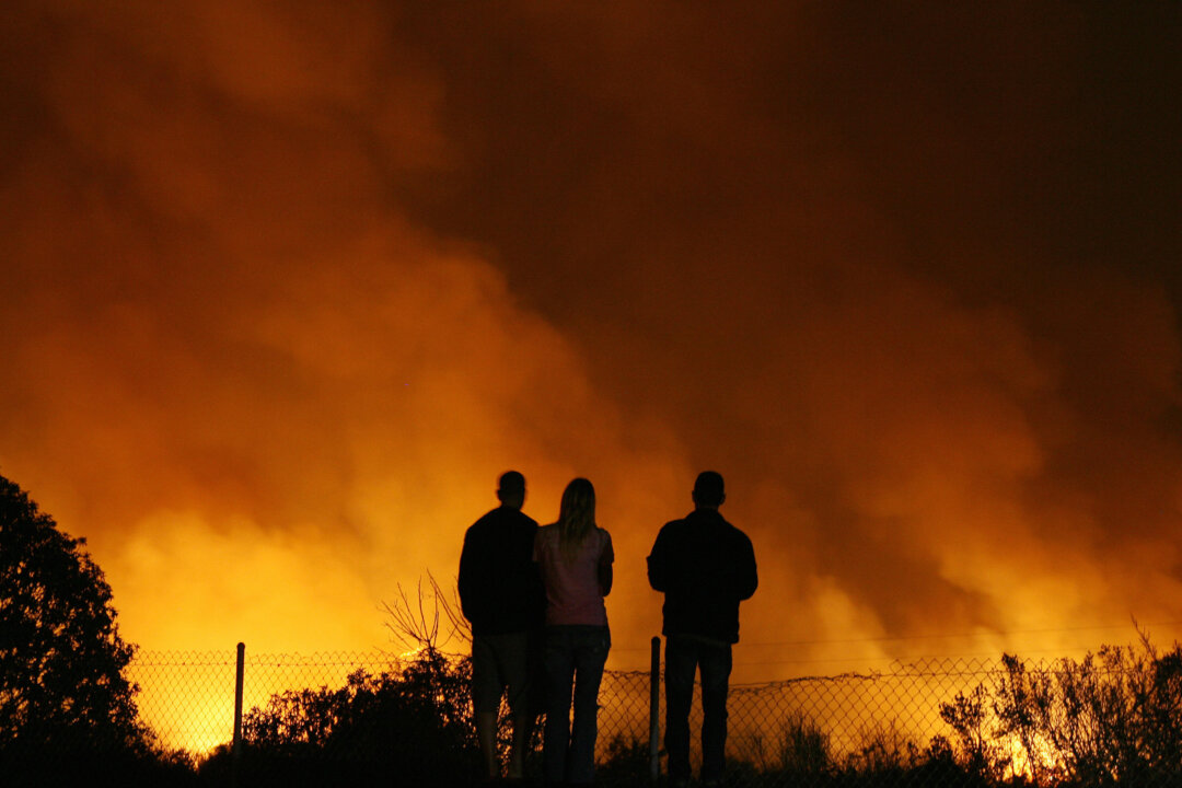 Brush Fire Prompts Neighborhood Evacuations in Oceanside | The Epoch Times
