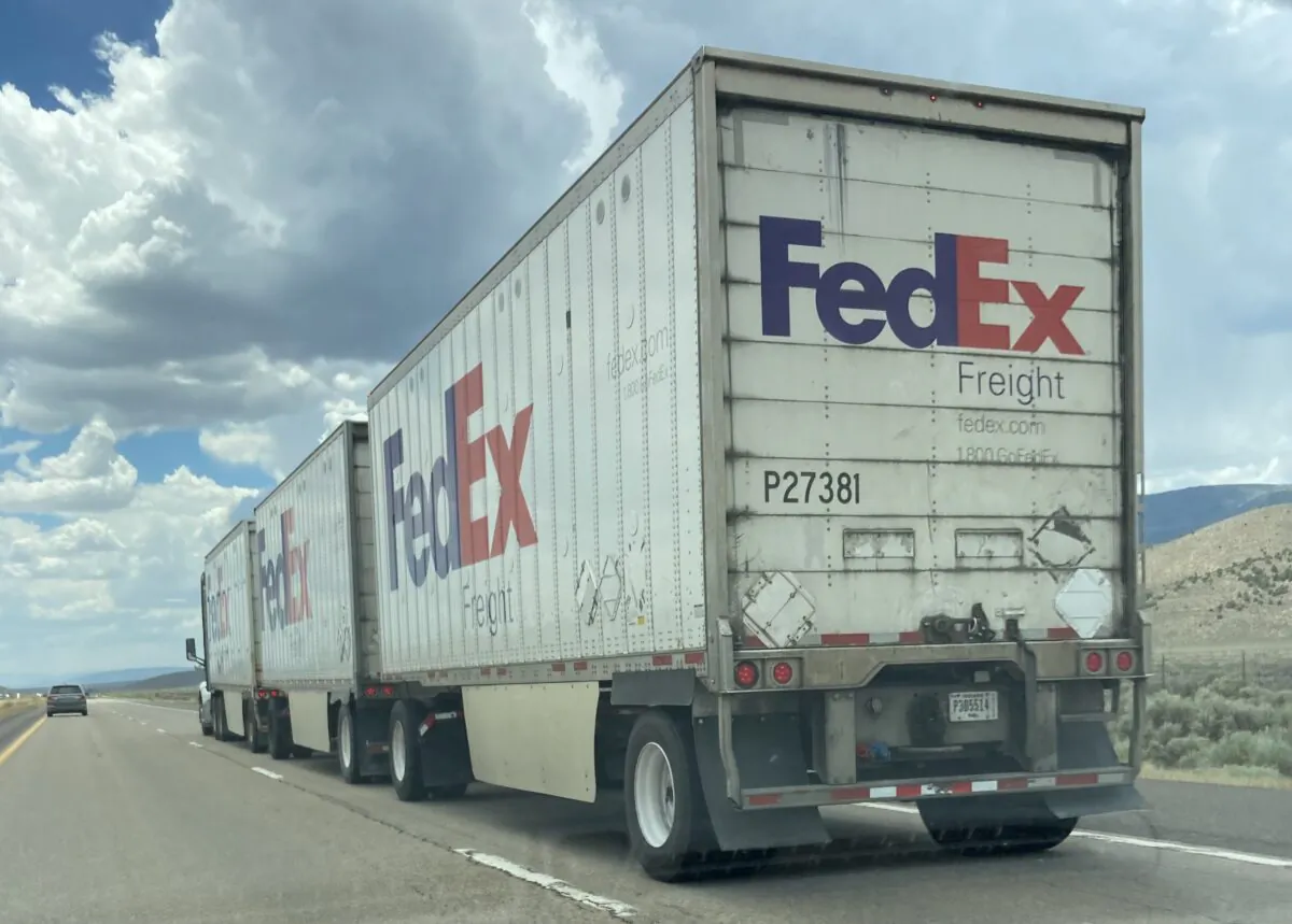 A FedEx truck hauling three trailers was a common sight on the Interstate 15 in Utah on June 29, 2022. (Allan Stein/The Epoch Times)