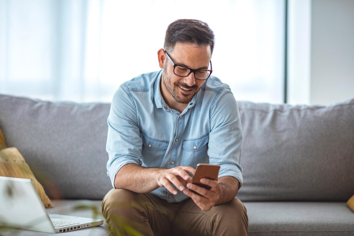 A budgeting app lets you monitor, save and invest your money with a few taps on your smartphone. (Dragana Gordic/Shutterstock)
