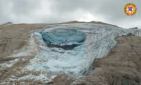 Alpine Glacier Chunk Detaches, Killing at Least 6 Hikers