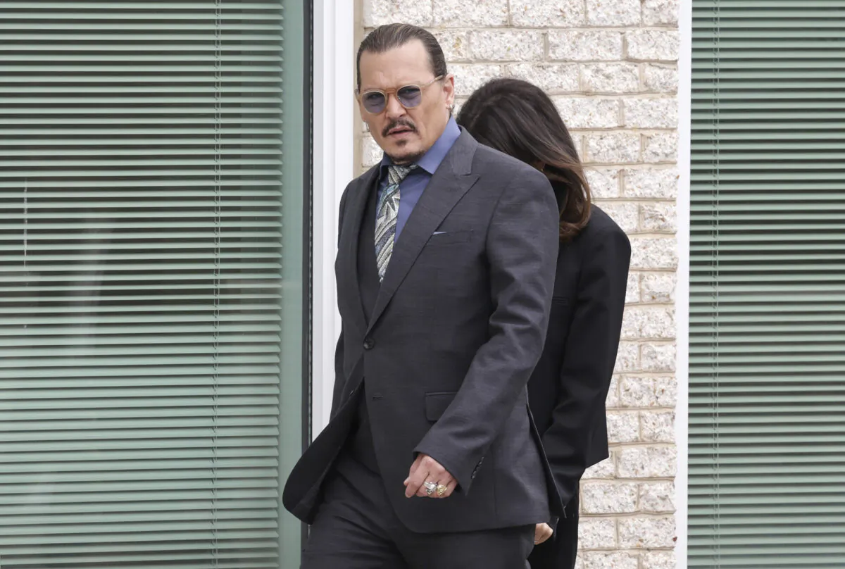 Actor Johnny Depp takes a break during his trial at the Fairfax County Courthouse, in Fairfax, Va., on May 25, 2022. (Kevin Dietsch/Getty Images)