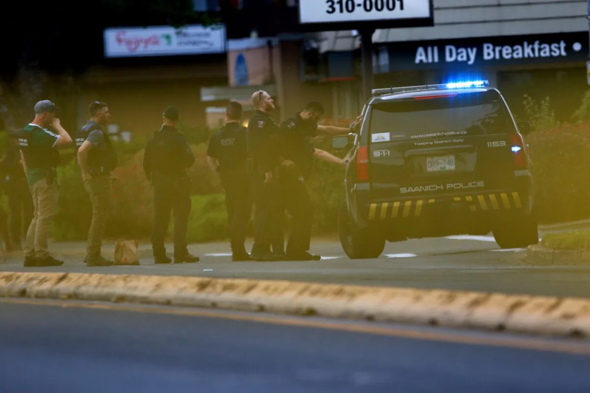 Saanich Police joined by Victoria Police and RCMP respond to reports of gunfire involving multiple people and injuries reported during an active situation in Saanich, B.C., June 28, 2022. (The Canadian Press/Chad Hipolito)