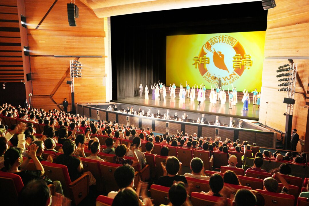 Shen Yun Performing Arts International Company's curtain call at Chung Shan Hall in Taichung city, Taiwan, on June 29, 2022. (Annie Gong/The Epoch Times)
