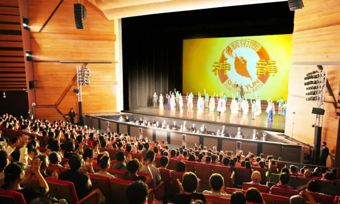 Shen Yun Performing Arts International Company's curtain call at Chung Shan Hall in Taichung city, Taiwan, on June 29, 2022. (Annie Gong/The Epoch Times)
