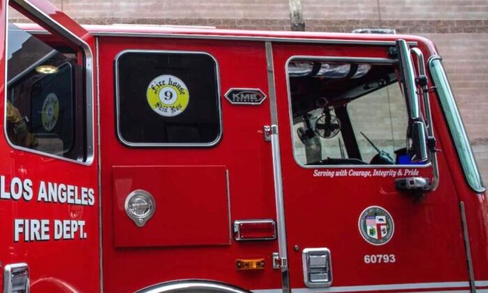 2020 年 4 月 12 日，加利福尼亚州洛杉矶市中心的一辆消防车。（Apu Gomes/AFP via Getty Images）