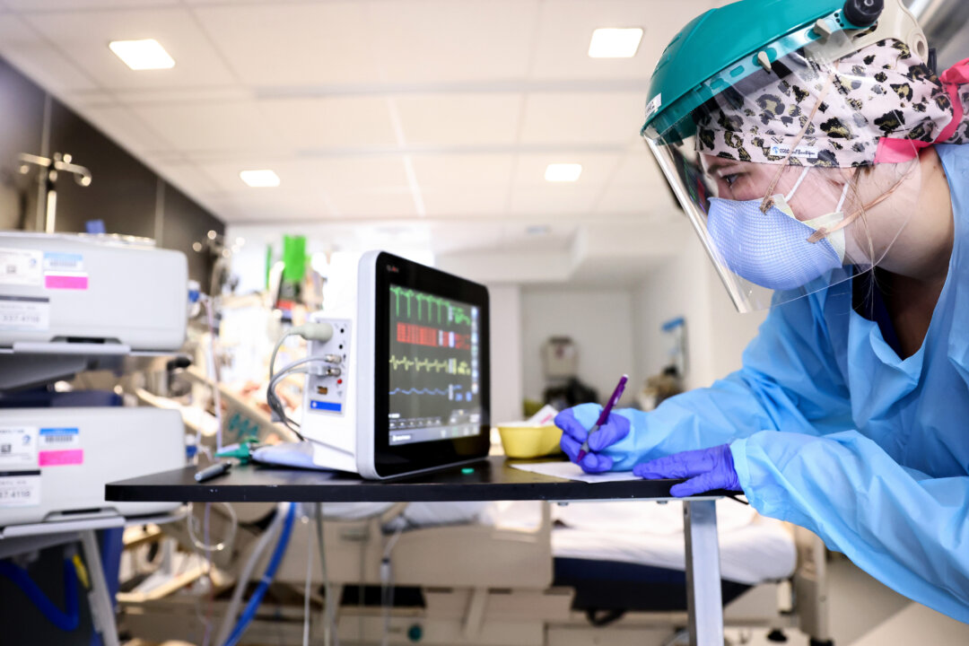 A clinician cares for COVID-19 patients in the Intensive Care Unit (ICU) at Lake Charles Memorial Hospital on Aug. 10, 2021, in Lake Charles, La. (Mario Tama/Getty Images)
