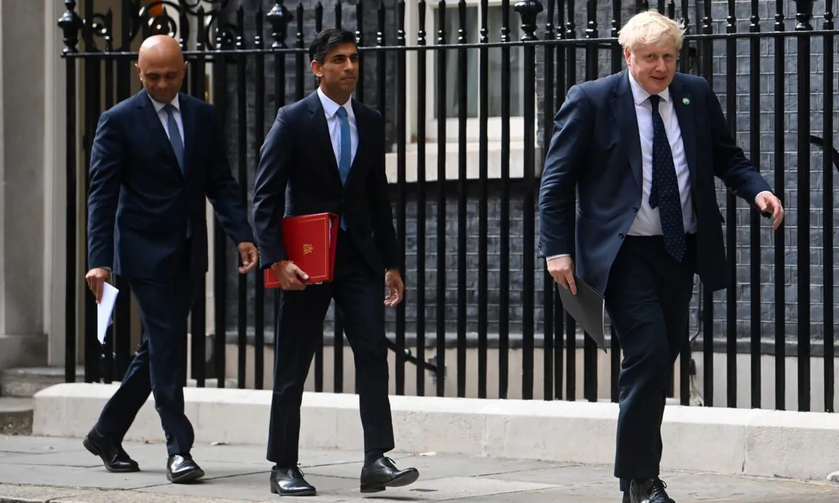 (L-R) Health Secretary Sajid Javid, Chancellor of the Exchequer Rishi Sunak, and Prime Minister Boris Johnson arriving at No 9 Downing Street in London on Sept. 7, 2021. (Toby Melville/PA Media)