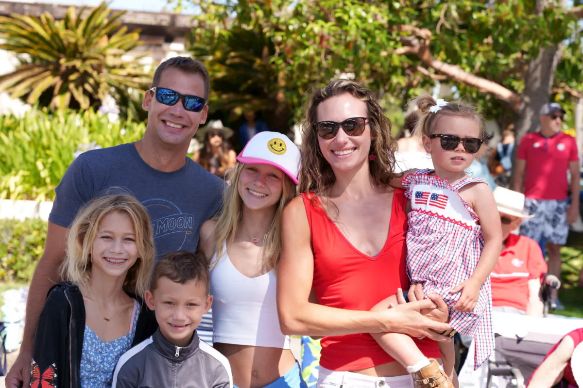 U.S. Navy JAG Lilly Bean (R) and her brother Harrison Schultz from Florida celebrate America's freedom with their children in Coronado, California on July 4, 2022. (Jane Yang/The Epoch Times)