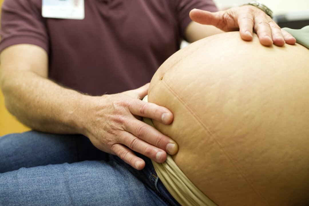 A doctor examines an eight-month pregnant woman at a health center in Denver, Colo., on March 15, 2017. (Jason Connolly/AFP via Getty Images)