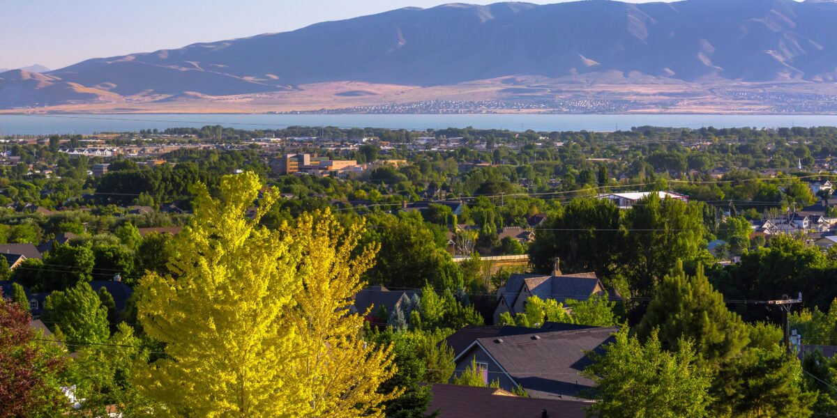 Homes with Utah lake and mountain in Orem, Utah. (Jason Finn/Shutterstock)