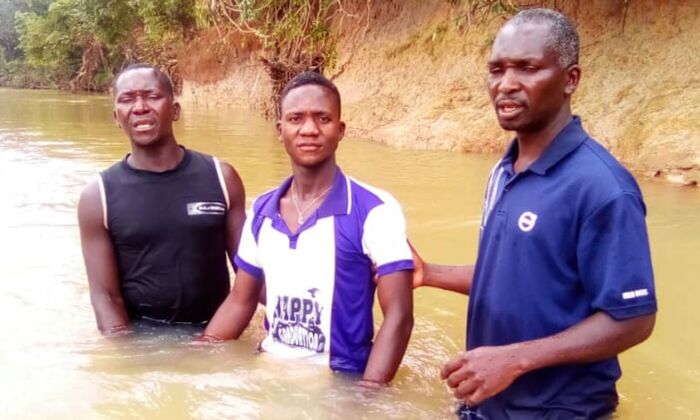 Pastor Andrew Garba (L) and Pastor Ezekiel Garba baptizing a church member in Kasan kogi town. (Courtesy of Pastor Andrew Garba)