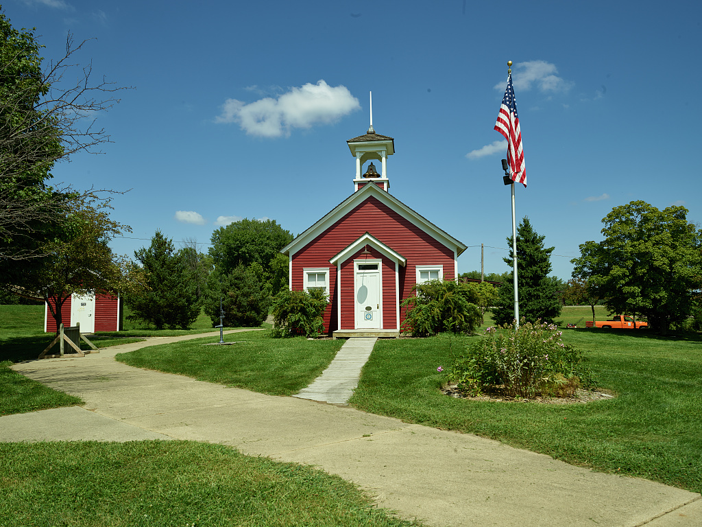 The "Little Red Schoolhouse," Cedar Falls, Iowa. (Public domain)