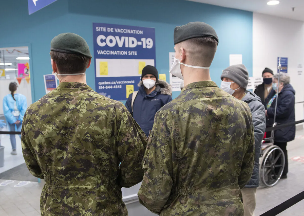 Members of the Canadian Armed Forces at a COVID-19 vaccination site in Montreal on Jan. 16, 2022. (The Canadian Press/Graham Hughes)