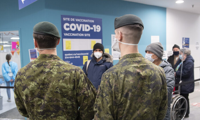Members of the Canadian Armed Forces at a COVID-19 vaccination site in Montreal on Jan. 16, 2022. (The Canadian Press/Graham Hughes).