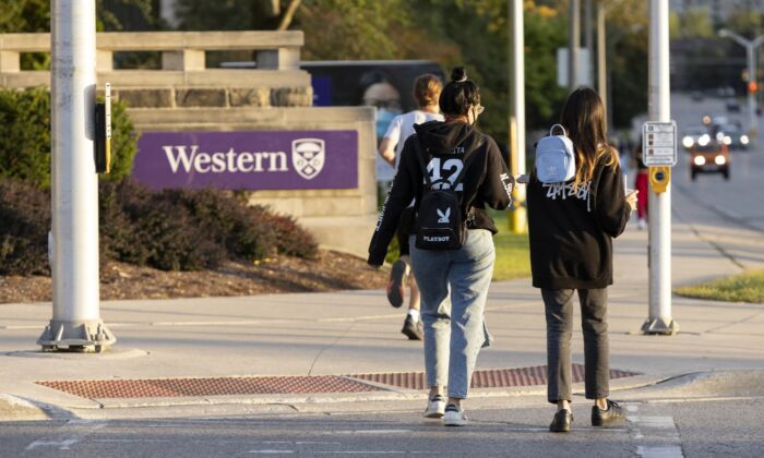 Students walk at the Western University campus in London, Ont. on Sept. 15, 2021. (The Canadian Press/Nicole Osborne)
