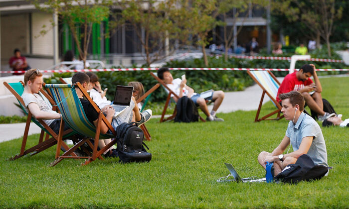 People study on campus at the University of Technology Sydney, in Australia, on April 6, 2016. (Brendon Thorne/Getty Images)