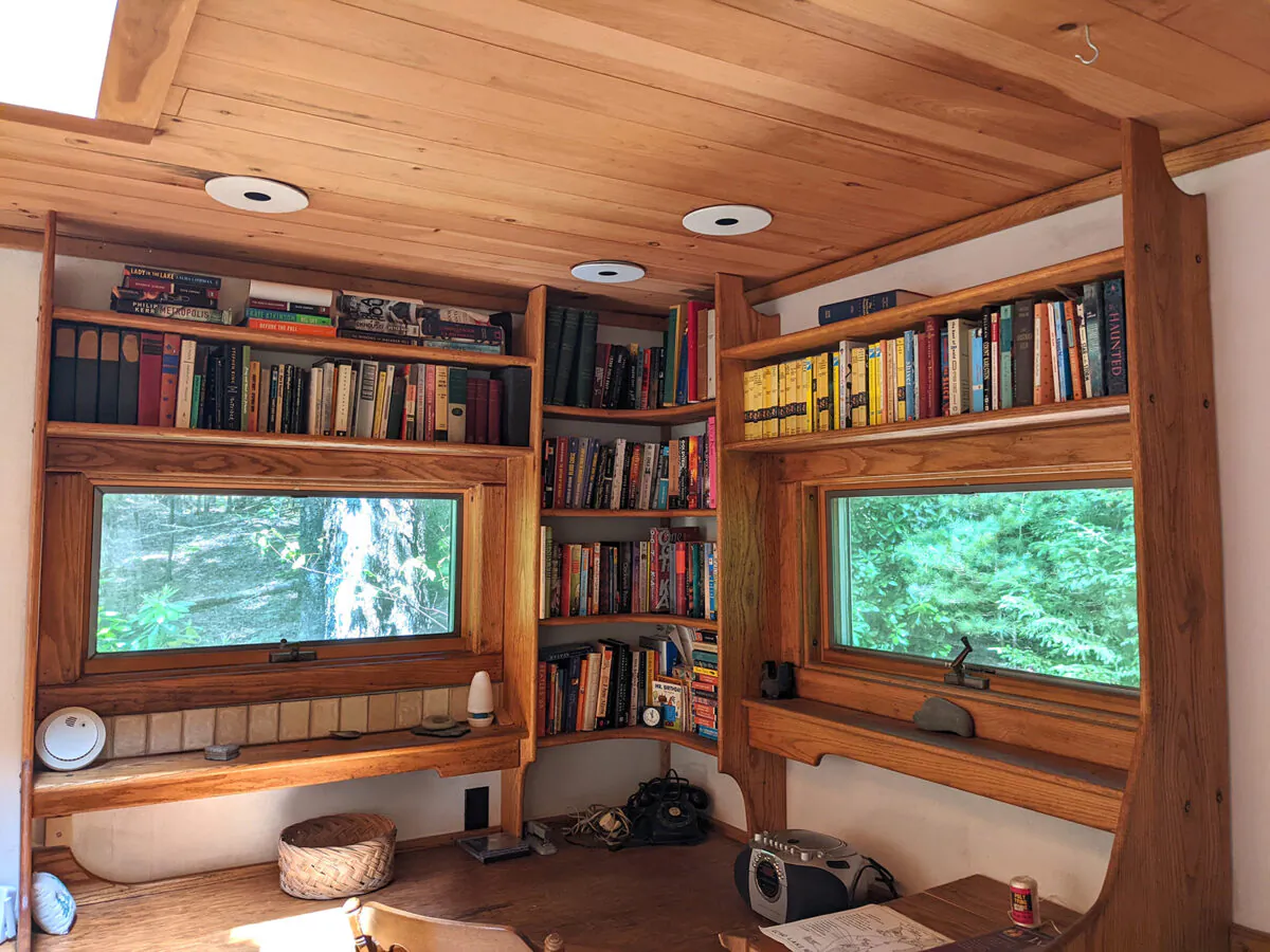 These corner bookshelves in a quaint Maine cabin are good looking and practical. Note the slight curvature of the corner shelves. (Tim Carter/TNS)