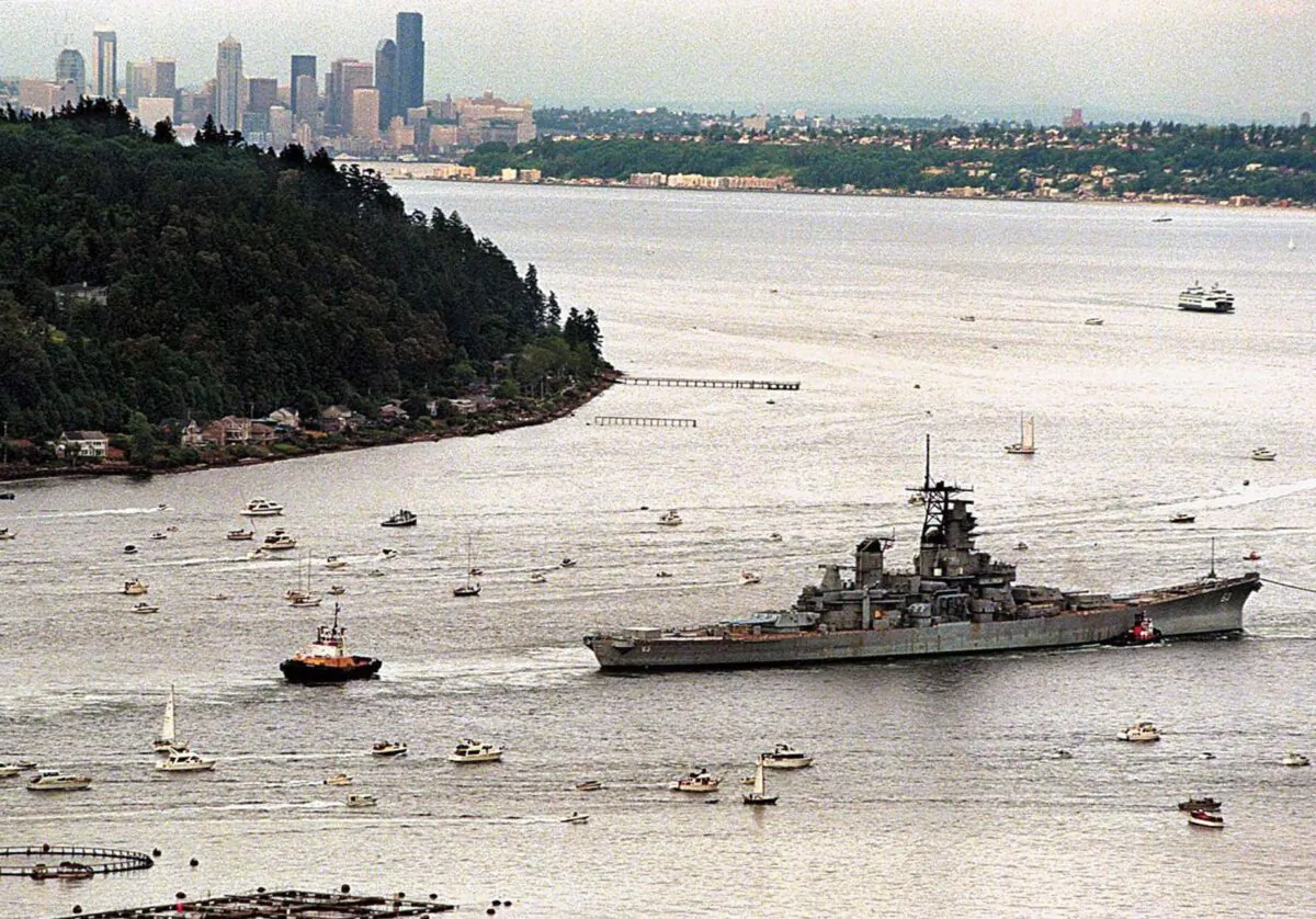 The USS Missouri is towed around the southern tip of Bainbridge Island, Wash., on May 23, 1998. (Greg Gilbert/The Seattle Times/TNS)