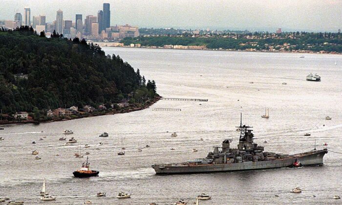 The USS Missouri is towed around the southern tip of Bainbridge Island, Wash., on May 23, 1998. (Greg Gilbert/The Seattle Times/TNS)