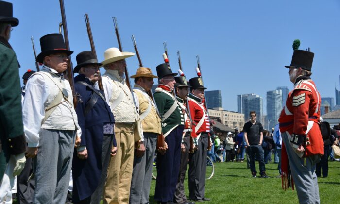 A military re-enactment unit wearing War of 1812 uniforms at the Fort York National Historic Site on the 200th anniversary of the Battle of York, in Toronto on April 27, 2013. (Canadapanda/Shutterstock)