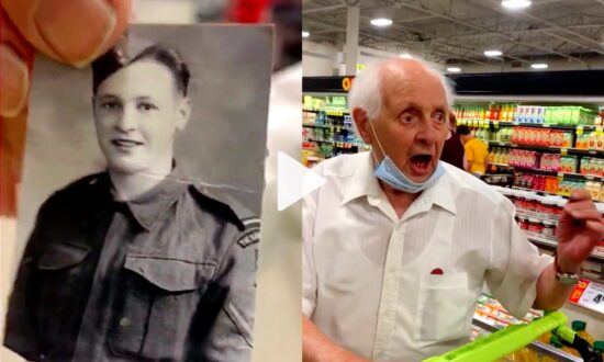 98-Year-Old WW2 Veteran Sings at the Supermarket