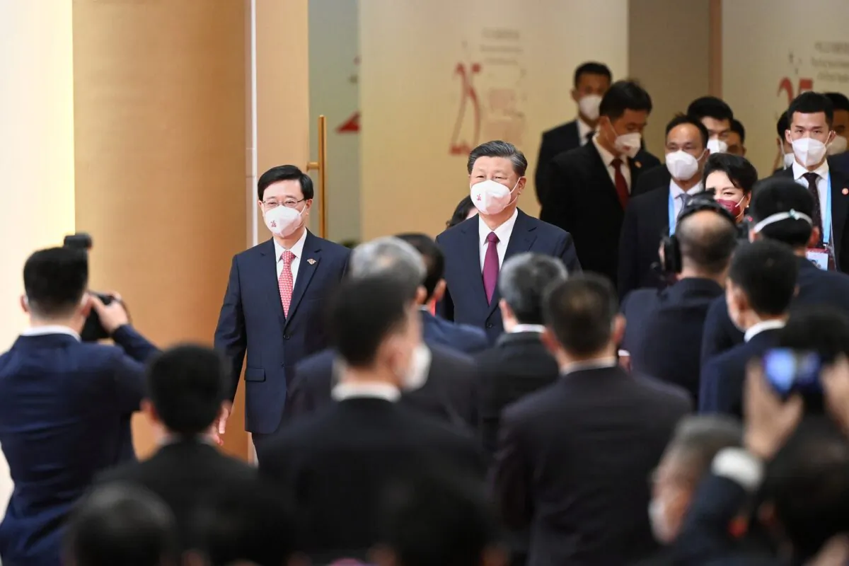 CCP leader Xi Jinping (C) arrives with Hong Kong's incoming Chief Executive John Lee (facing L) for Lee's swearing in ceremony and to inaugurate the city's new government in Hong Kong on July 1, 2022. (Selim Chtayti/POOL/AFP via Getty Images)