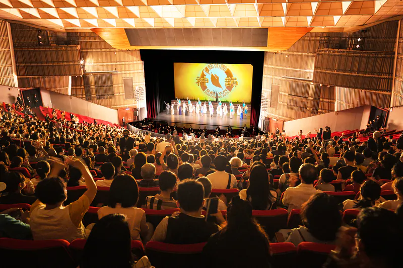 Shen Yun Performing Arts International Company's curtain call at National Dr. Sun Yat-sen Memorial Hall in Taipei, Taiwan, on the afternoon of July 8, 2022. (Annie Gong/The Epoch Times)