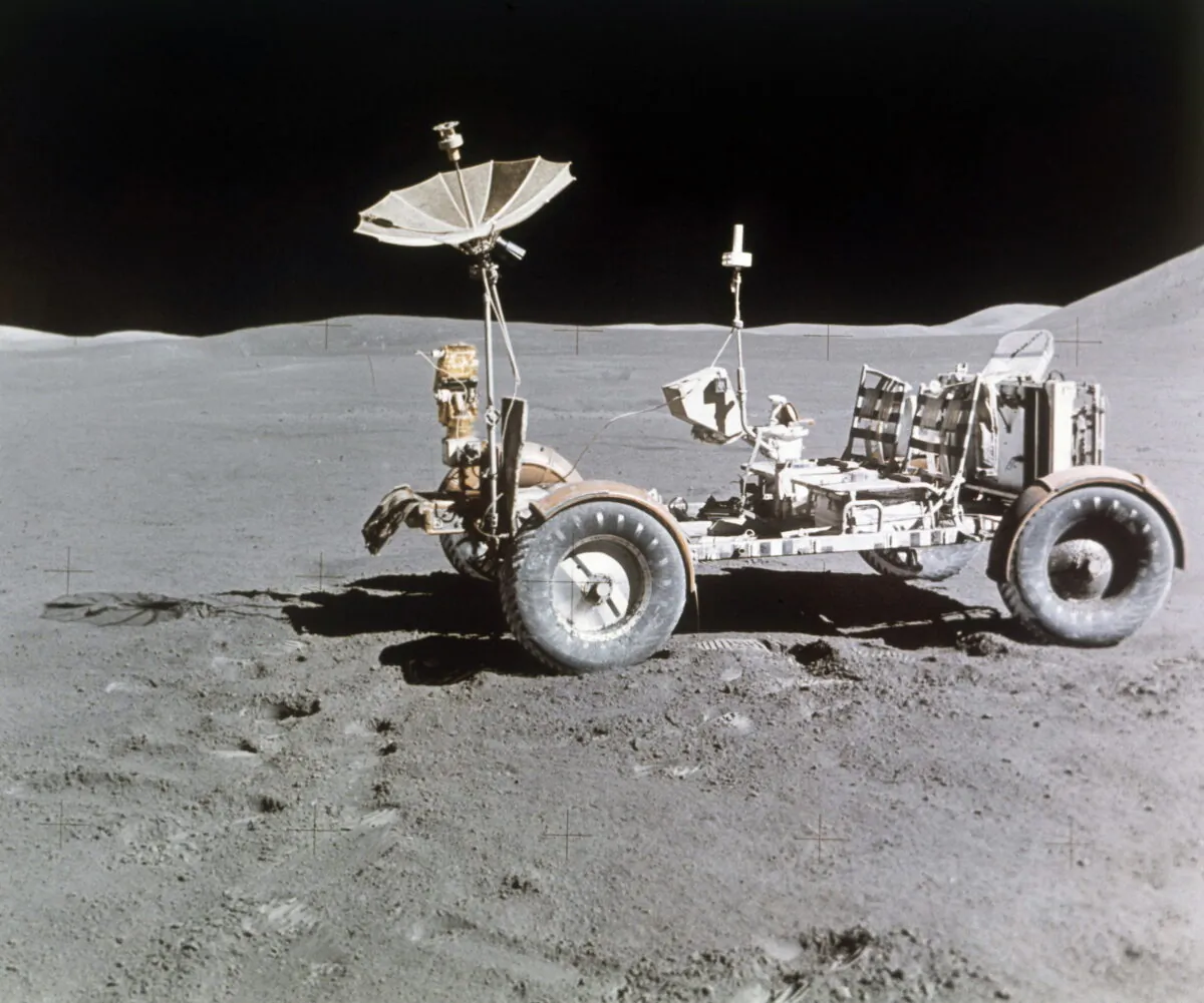 Rover alone, looking north, on the west edge of Mount Hadley is at upper right edge of picture, the most distant lunar feature visible is about 25 kilometers away, on Aug. 1971.  (AP Photo)