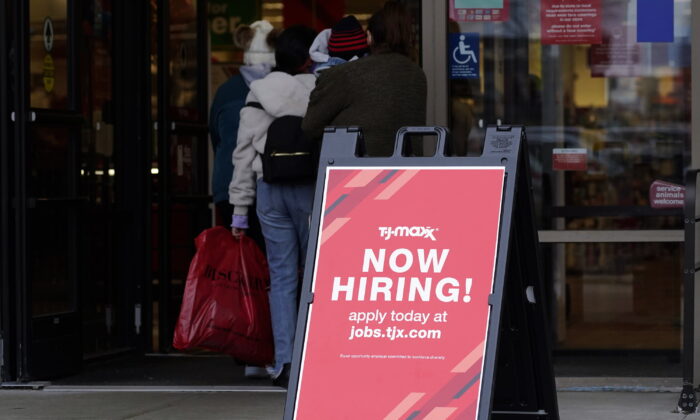 2021 年 11 月 13 日，伊利诺伊州弗农希尔斯的一家零售店外展示了招聘标志。尽管对工人的总体需求仍然强劲，但由于经济出现疲软迹象，美国雇主在 2022 年 5 月发布的招聘广告减少。 劳工部于 2022 年 7 月 6 日星期三表示，截至 5 月底，雇主招聘了 1130 万个工作岗位，低于 3 月份的近 1170 万个，这是 20 多年来有记录以来的最高水平。  （美联社照片/Nam Y. Huh，档案）