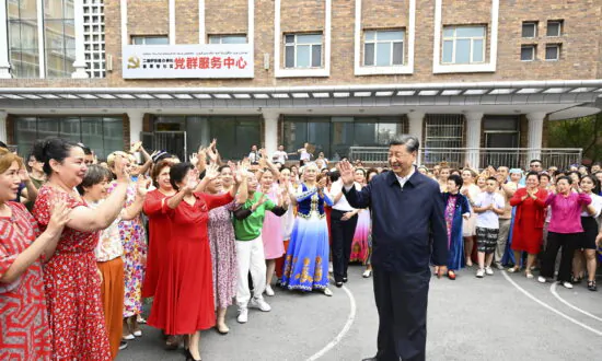 Xi Jinping Accompanied by Top Military Official  During His Visit to Xinjiang