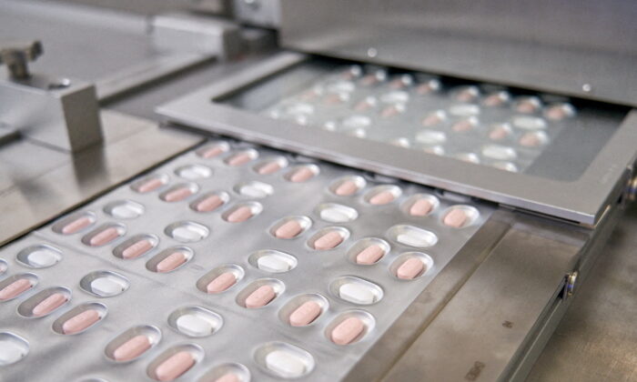 在这张未注明日期的图片中，辉瑞公司的 COVID-19 药丸 Paxlovid 在意大利阿斯科利包装。  （辉瑞/路透社的讲义）